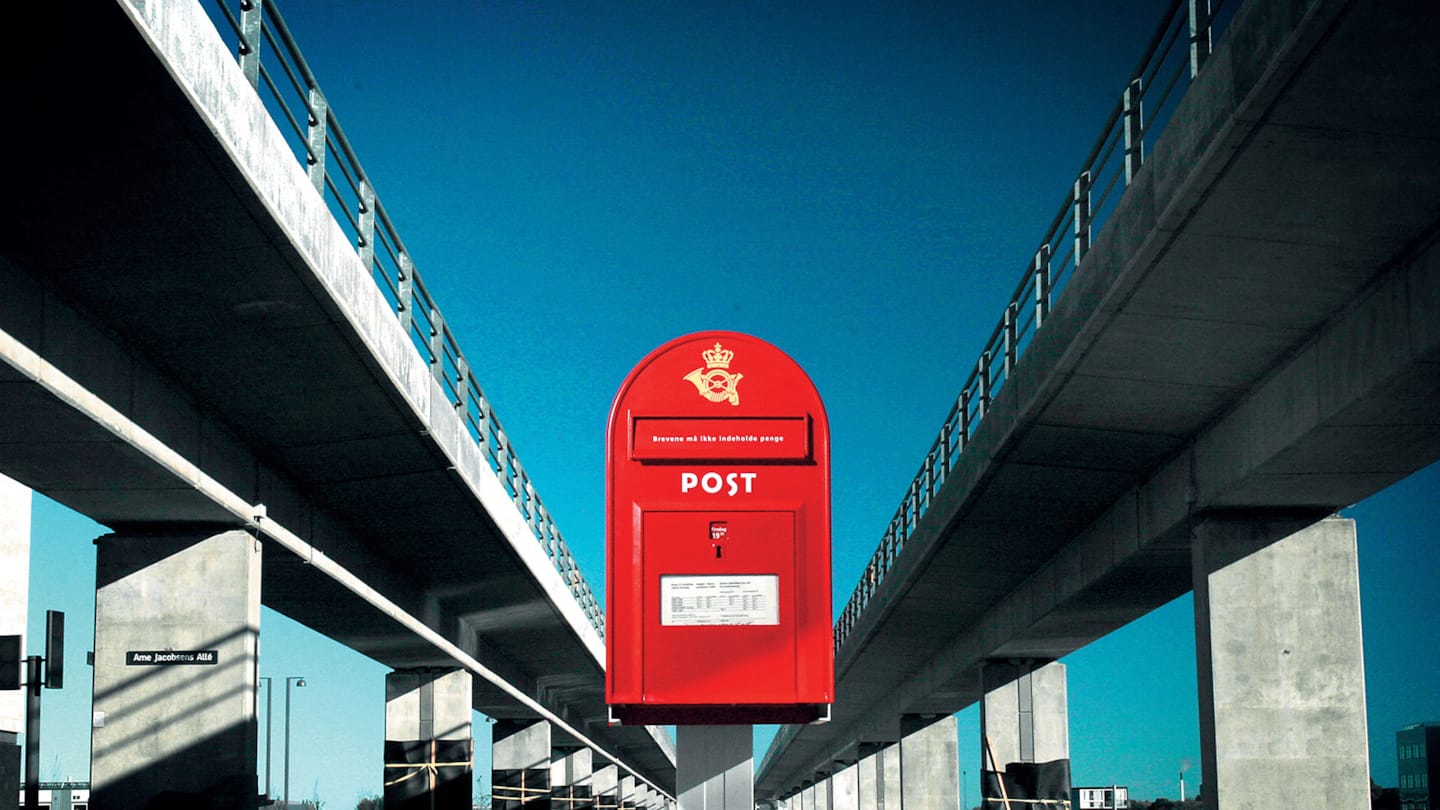 Postkasse mellem højbanespor